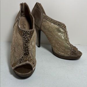Daytrip Lace and Bead Peep-Toe Heels in Cream and Gold